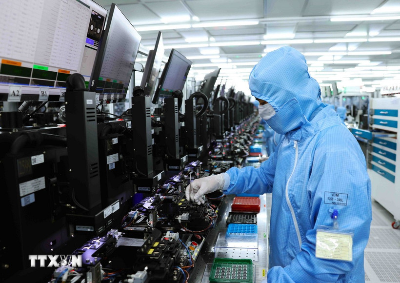 Dây chuyền sản xuất modul camera và linh kiện điện tử xuất khẩu tại nhà máy của Công ty Trách nhiệm hữu hạn MCNEX VINA, 100% vốn đầu tư của Hàn Quốc, trong Khu công nghiệp Phúc Sơn, tỉnh Ninh Bình. (Ảnh: Vũ Sinh/TTXVN)