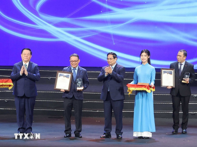 Thủ tướng Phạm Minh Chính và ông Nguyễn Trọng Nghĩa, Ủy viên Bộ Chính trị, Bí thư Trung ương Đảng, Chủ nhiệm Tổng cục Chính trị Quân đội Nhân dân Việt Nam trao Giải Nhất cho nhóm tác giả Nhà xuất bản Thông tấn-Thông tấn xã Việt Nam. (Ảnh: Phương Hoa/TTXVN)