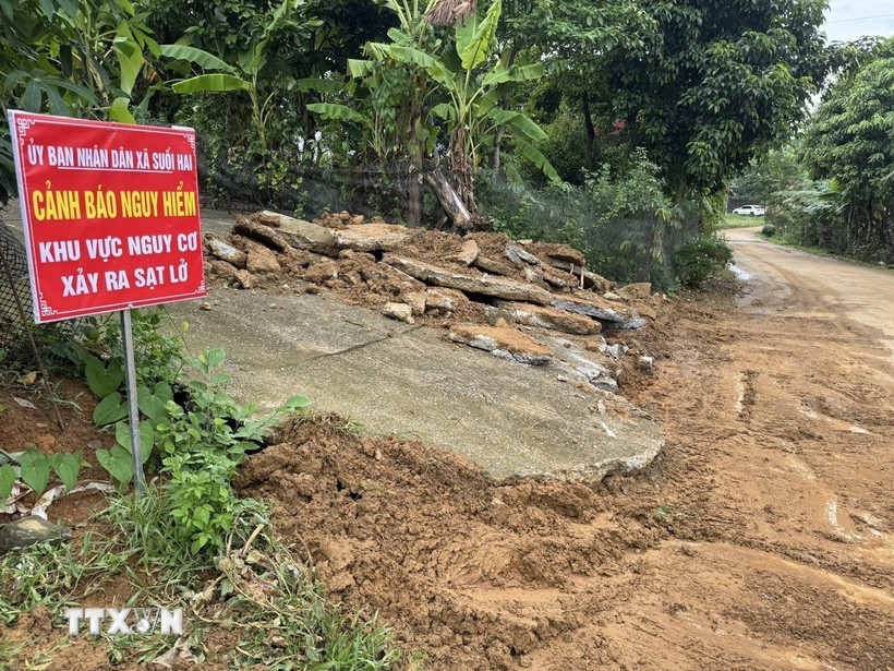 Chính quyền xã Suối Hai đã tiến hành thu dọn đất đá sạt lở từ trên núi và đặt biển cảnh báo tại thôn 9, xóm Xẩm. (Ảnh: Quốc Lũy/TTXVN)