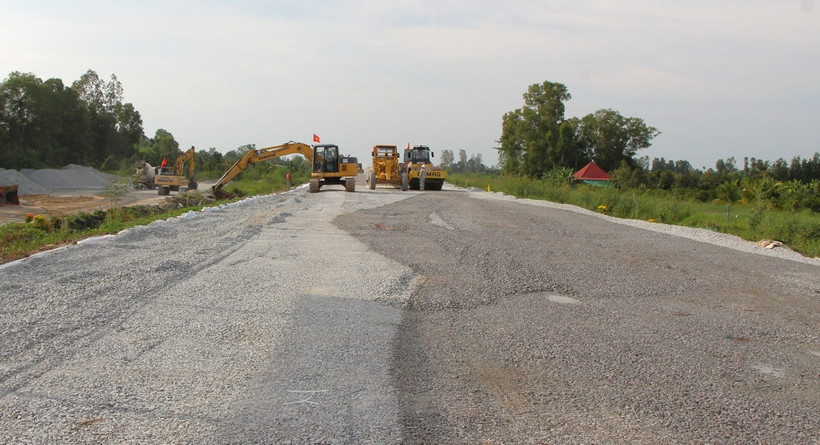 Thi công cao tốc trục ngang đoạn qua huyện Châu Thành A. (Ảnh: Nguyễn Hằng/TTXVN)