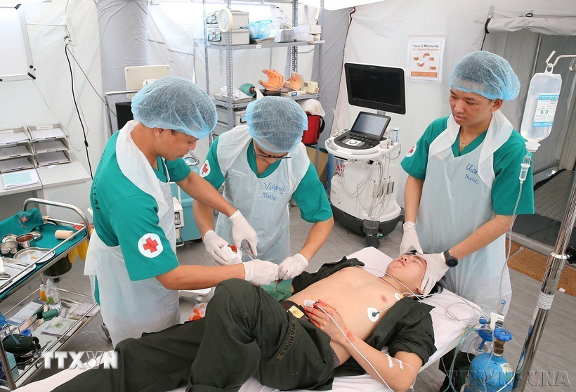 Diễn tập sơ cấp cứu nạn nhân tại Bệnh viện dã chiến cấp 2 số 2 tham gia lực lượng gìn giữ hòa bình của Liên hợp quốc. (Ảnh minh họa: Dương Giang/TTXVN)