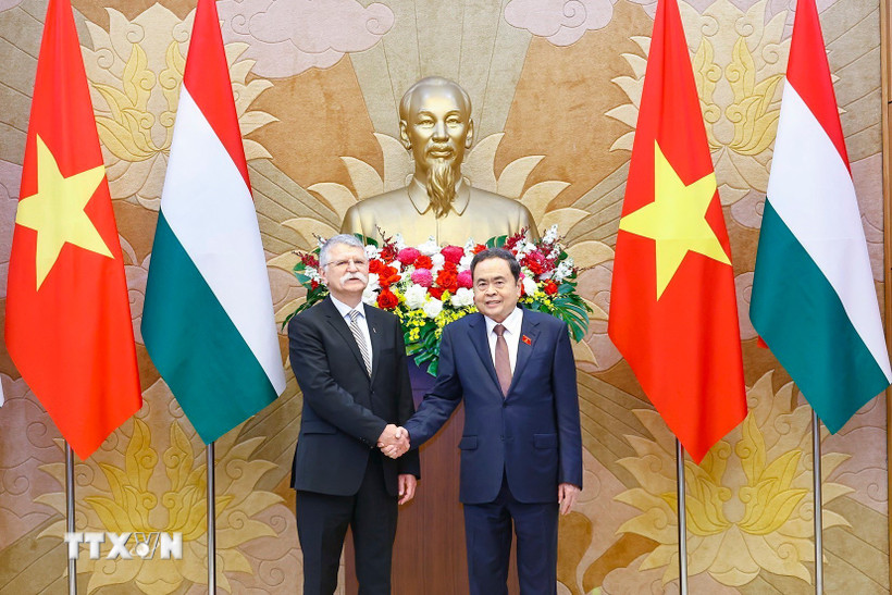 Chủ tịch Quốc hội Trần Thanh Mẫn đón Chủ tịch Quốc hội Hungary Kover Laszlo thăm chính thức Việt Nam. (Ảnh: Doãn Tấn/TTXVN)