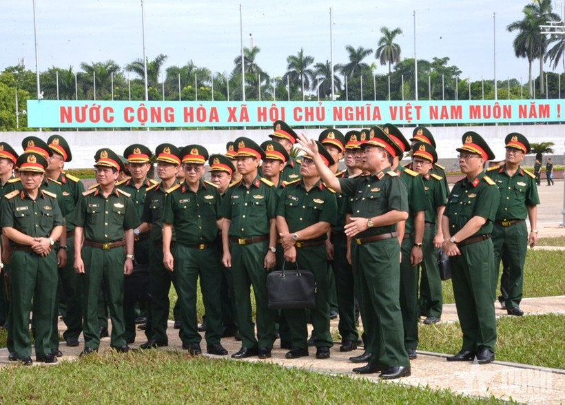 Thượng tướng Hoàng Xuân Chiến và đoàn công tác kiểm tra Dự án đầu tư xây dựng cơ sở hạ tầng phục vụ công tác đón tiếp, tuyên truyền của Ban Quản lý Lăng Chủ tịch Hồ Chí Minh. (Nguồn: Quân đội nhân dân)