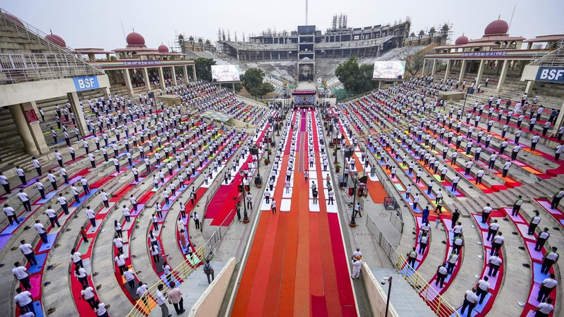 Nhân viên Lực lượng An ninh Biên giới Ấn Độ (BSF) cùng với các thành viên gia đình tham gia buổi tập yoga để kỷ niệm Ngày Quốc tế Yoga. (Nguồn: PTI)