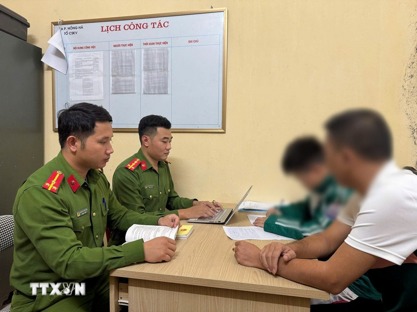 Em V.T.Đ được bố đưa đến Cơ quan Công an trình báo nguyên nhân vụ việc. (Ảnh: TTXVN phát)
