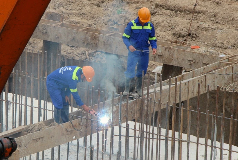 Thi công cao tốc trục ngang đoạn qua huyện Phụng Hiệp. (Ảnh: Nguyễn Hằng/TTXVN)