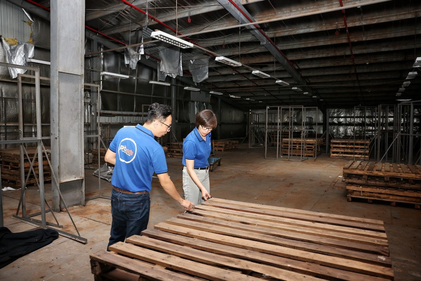 Giám định viên công ty bảo hiểm đánh giá thiệt hại tại một kho hàng. (Ảnh: Phạm Hậu/TTXVN)