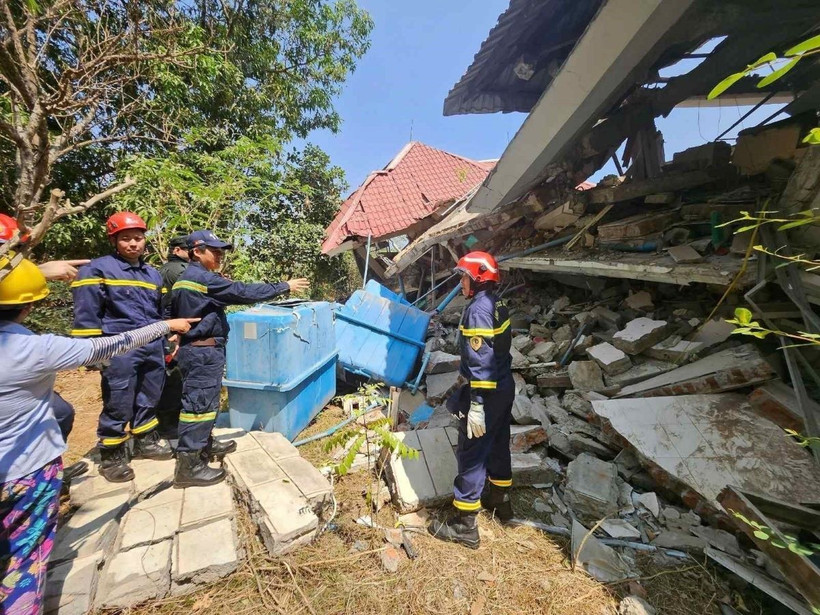 Lực lượng cứu hộ, cứu nan Bộ Công an tìm kiếm nạn nhân trong 1 tòa nhà ở thị trấn Zabuthari, thủ đô Nay Pyi Taw. (Ảnh: TTXVN phát)
