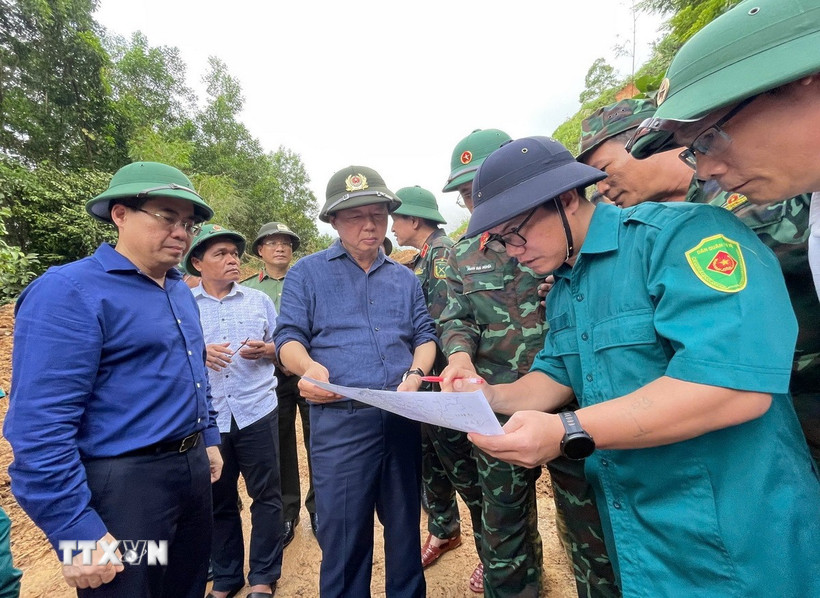 Phó Thủ tướng Trần Hồng Hà kiểm tra, chỉ đạo khắc phục sạt lở Km15+900. (Ảnh: Phạm Cường/TTXVN)