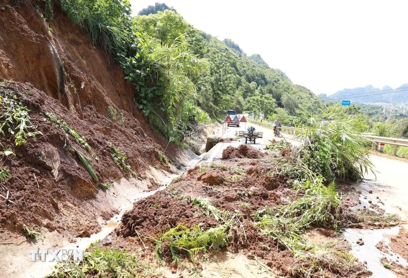 Mưa lớn gây sạt lở đất trên Quốc lộ 4D đoạn giáp ranh giữa thành phố Lai Châu với huyện Phong Thổ. (Ảnh: Quý Trung/TTXVN) Mưa lớn gây sạt lở đất trên Quốc lộ 4D đoạn giáp ranh giữa thành phố Lai Châu với huyện Phong Thổ. (Ảnh: Quý Trung/TTXVN)