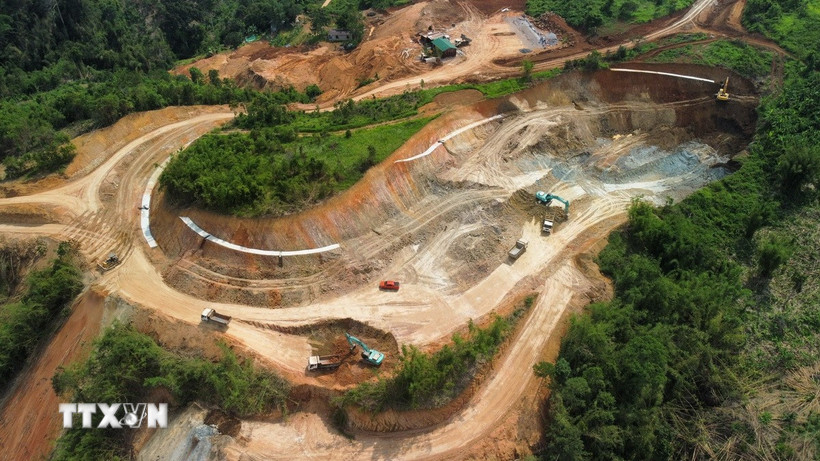 Thi công đường Đạo Nghĩa-Quảng Khê giai đoạn 2. (Ảnh: Hưng Thịnh/TTXVN)