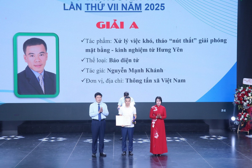 Tác giả Nguyễn Mạnh Khánh (TTXVN) nhận giải A. (Ảnh: TTXVN phát)