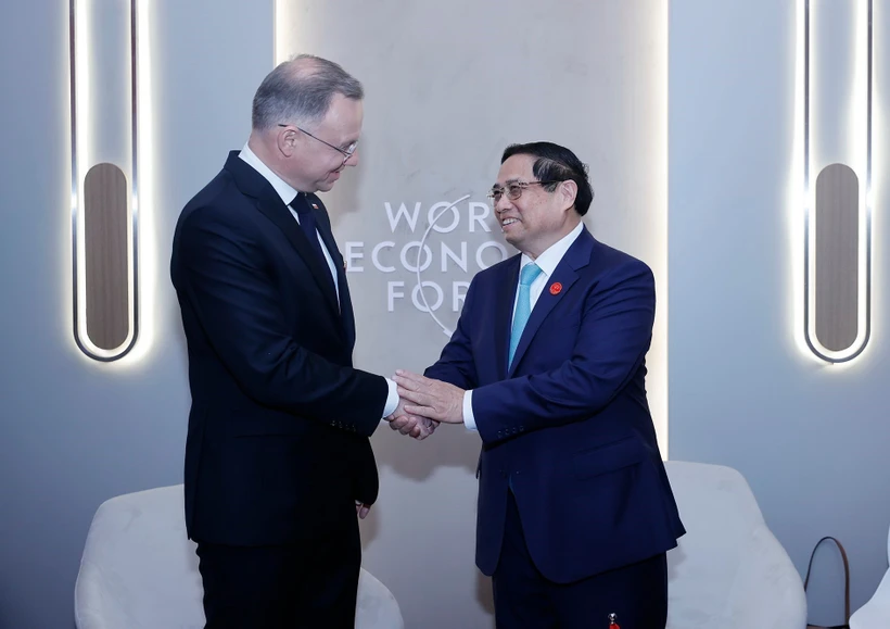 Thủ tướng Phạm Minh Chính gặp Tổng thống Ba Lan Andrzej Sebastian Duda nhân dịp tham dự Hội nghị thường niên các nhà tiên phong lần thứ 15 của Diễn đàn Kinh tế Thế giới (WEF) tại thành phố Đại Liên, tỉnh Liêu Ninh, Trung Quốc sáng 25/6/2024. (Ảnh: Dương Giang/TTXVN)