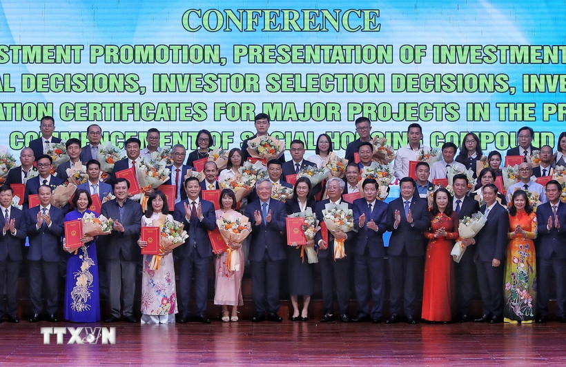 Phó Thủ tướng Thường trực Chính phủ Nguyễn Hòa Bình, chụp ảnh chung với các nhà đầu tư. (Ảnh: Danh Lam/TTXVN)