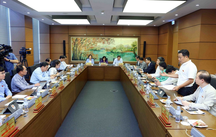 Đoàn đại biểu thành phố Hà Nội thảo luận tại tổ. (Ảnh: Phạm Kiên/TTXVN)