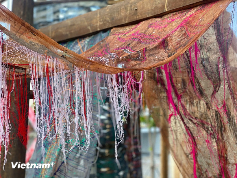 Những giá trị vật chất và tinh thần của dân tộc Thái như chiếc khăn piêu, nghề dệt vải, may vá, khâu thêu truyền thống được sử dụng làm chất liệu cho tác phẩm nghệ thuật. (Nguồn: Vietnam+)