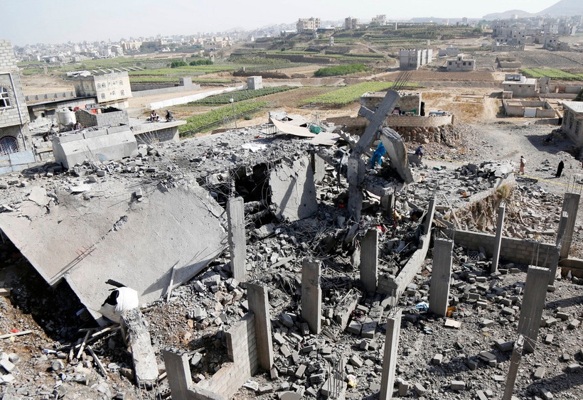 Cảnh tàn phá sau một cuộc không kích tại Sanaa, Yemen. (Ảnh: THX/TTXVN)