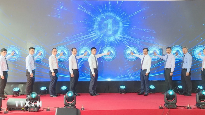 Các đại biểu bấm nút khởi động Dự án Phòng thí nghiệm phục vụ sản xuất công nghệ đóng gói tiên tiến (Fab-Lab) tại thành phố Đà Nẵng. (Ảnh: Khoa Chương/TTXVN)