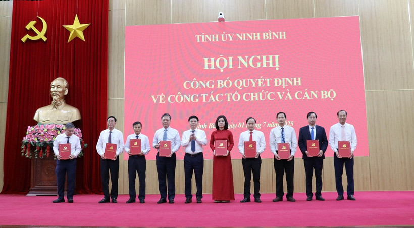 Bí thư Tỉnh ủy Ninh Bình Trương Quốc Huy trao các Quyết định cho lãnh đạo Ban Tổ chức Tỉnh ủy. (Ảnh: Thùy Dung/TTXVN)