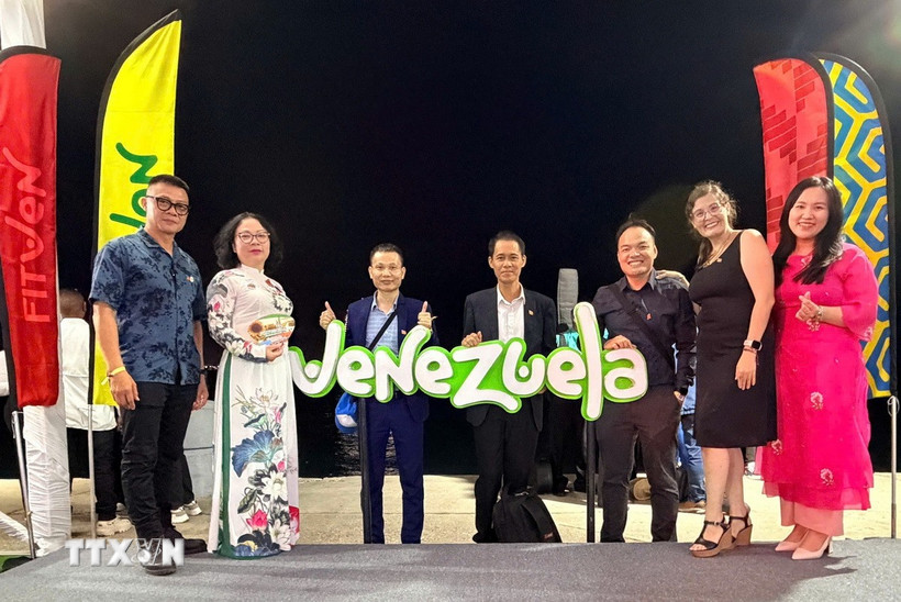 Đại diện các doanh nghiệp lữ hành Việt Nam tại FITVEN 2025. (Ảnh: TTXVN phát)