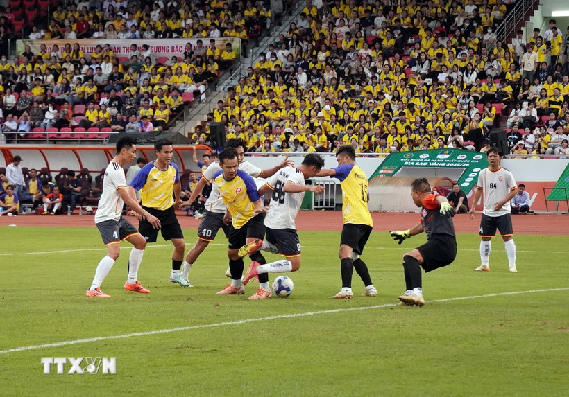 Trận thi đấu giao hữu giữa đội cán bộ công chức thành phố (áo trắng) với đội đội văn nghệ sỹ thành phố (áo vàng). (Ảnh: Trung Tuyến/TTXVN)