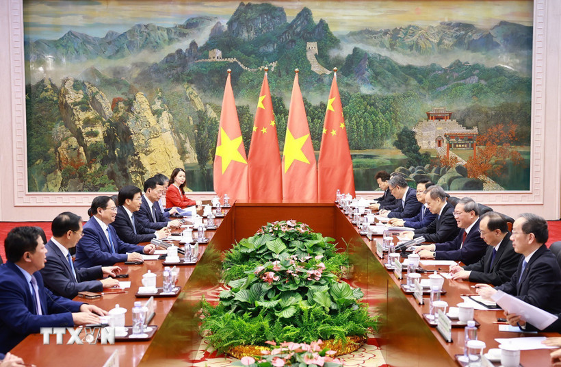 Thủ tướng Phạm Minh Chính hội đàm với Thủ tướng Trung Quốc Lý Cường. (Ảnh: Dương Giang/TTXVN)