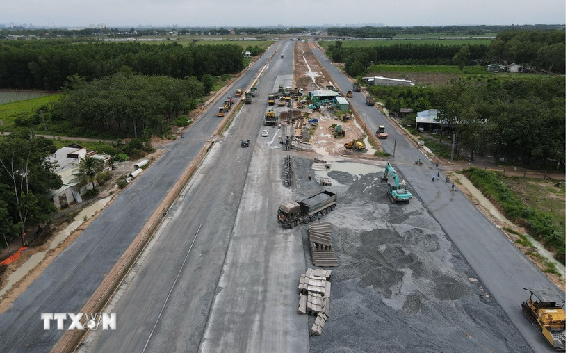 Nhiều máy móc thi công đường Vành đai 3-Thành phố Hồ Chí Minh. (Ảnh: Công Phong/TTXVN)