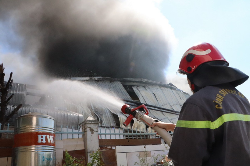 Nỗ lực khống chế một vụ cháy tại xưởng sản xuất. (Ảnh minh họa. Nguồn: TTXVN)