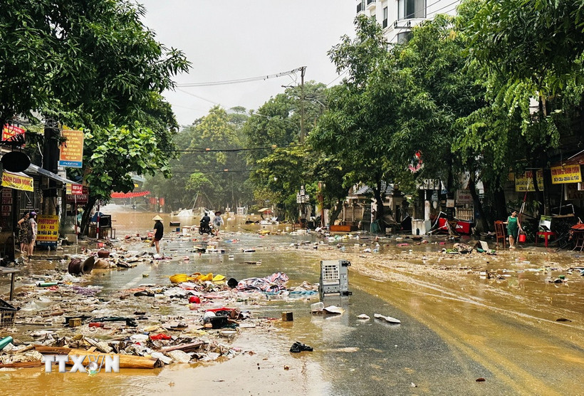 Tuyến đường ngổn ngang rác thải và bùn đất sau trận lụt ở phường Hà Giang 1 (Tuyên Quang) ngày 2/10. (Ảnh: Đức Thọ/TTXVN)