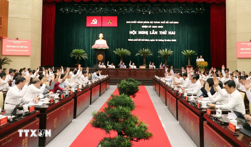 Các đại biểu biểu quyết thông qua chương trình Hội nghị. (Ảnh: Tiến Lực/TTXVN)