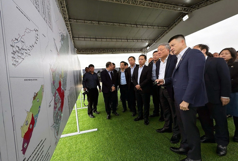 Phó Thủ tướng Thường trực Chính phủ Nguyễn Hòa Bình đi kiểm tra một số dự án tại huyện Vân Đồn. (Ảnh: Văn Đức/TTXVN)