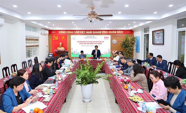 Đoàn kiểm tra làm việc với Trường Trung học cơ sở Phan Chu Trinh, quận Ba Đình, Hà Nội. (Nguồn: Bộ Giáo dục và Đào tạo)