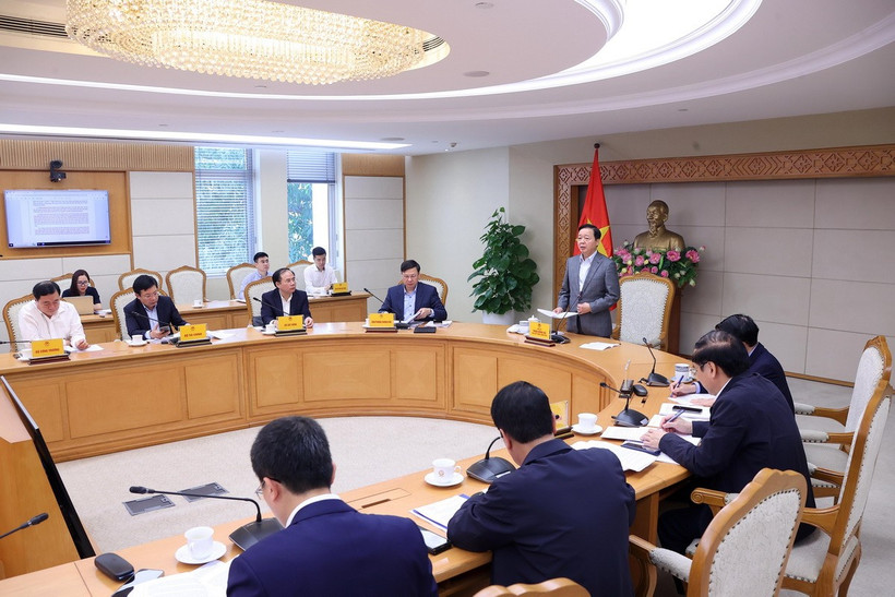 Phó Thủ tướng Trần Hồng Hà chủ trì cuộc họp. (Ảnh: Văn Điệp/TTXVN)