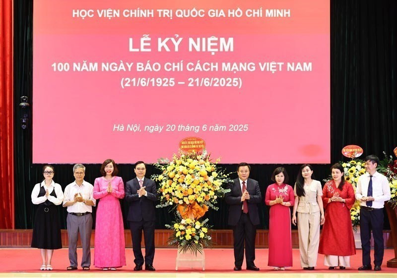 Giáo sư-Tiến sỹ Nguyễn Xuân Thắng, Ủy viên Bộ Chính trị, Giám đốc Học viện Chính trị Quốc gia Hồ Chí Minh, Chủ tịch Hội đồng Lý luận Trung ương tặng hoa chúc mừng Liên chi hội Nhà báo Học viện. (Ảnh: Minh Đức/TTXVN)