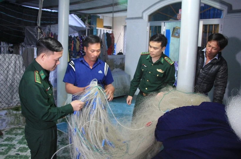 Bộ đội Biên phòng tỉnh Khánh Hòa đến thăm, động viên các hộ gia đình vươn khơi bám biển dịp Tết Nguyên đán Ất Tỵ năm 2025. (Ảnh: Phan Sáu/TTXVN)