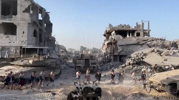 Những tòa nhà bị phá hủy ở Dải Gaza. (Ảnh: IRNA/TTXVN)