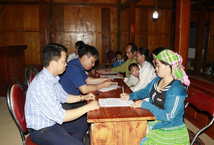 Từ 7 giờ sáng 24/4, nhân dân thôn Khe Lóng 3, xã Mỏ Vàng, huyện Văn Yên đến khu vực lấy ý kiến về Đề án sắp xếp đơn vị hành chính cấp tỉnh giữa Yên Bái và Lào Cai và Đề án sắp xếp đơn vị hành chính cấp xã trên địa bàn. (Ảnh: Đinh Thùy/TTXVN)