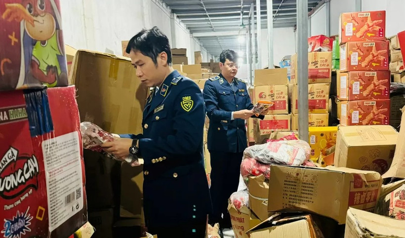 Lực lượng quản lý thị trường tỉnh Vĩnh Phúc kiểm tra, tạm giữ gần 10.000 sản phẩm thực phẩm nhập lậu. (Nguồn: Cục Quản lý thị trường Vĩnh Phúc)