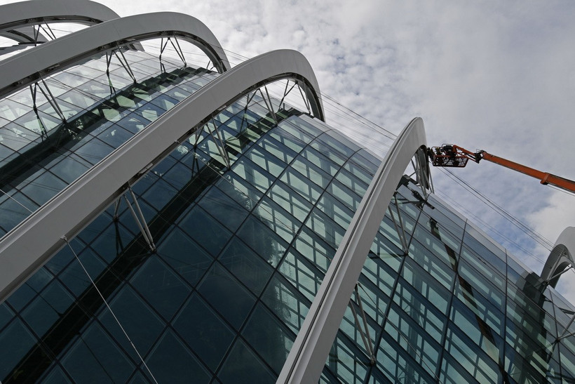 Công nhân làm việc tại Singapore. (Ảnh: THX/TTXVN)