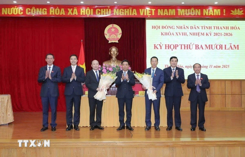 Bí thư Tỉnh ủy Nguyễn Doãn Anh và các Phó Bí thư Tỉnh ủy, Phó Chủ tịch Thường trực HĐND tỉnh tặng hoa chúc mừng ông Lê Quang Hùng và ông Cao Văn Cường được HĐND tỉnh bầu giữ chức Phó Chủ tịch UBND tỉnh, nhiệm kỳ 2021-2026. (Ảnh: TTXVN phát)