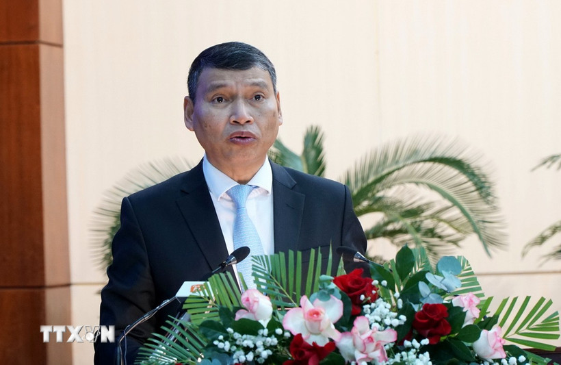 Phó Chủ tịch Ủy ban Nhân dân thành phố Đà Nẵng Hồ Kỳ Minh đọc các báo cáo, tờ trình của Ủy ban Nhân dân thành phố tại Kỳ họp. (Ảnh: Quốc Dũng/TTXVN)