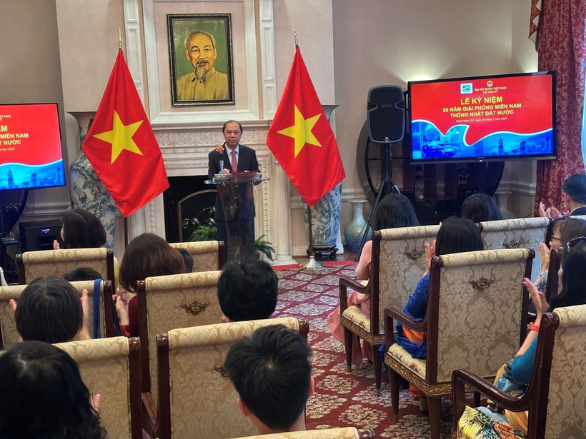 Đại sứ đặc mệnh toàn quyền Nguyễn Quốc Dũng phát biểu tại Lễ kỷ niệm. (Ảnh: Ngọc Quang/TTXVN)