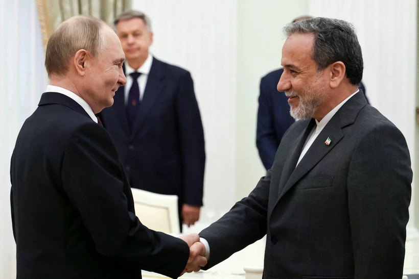 Tổng thống Nga Vladimir Putin và Ngoại trưởng Iran Abbas Araghchi trong cuộc gặp tại Điện Kremlin vào ngày 23/6. (Nguồn: Reuters)