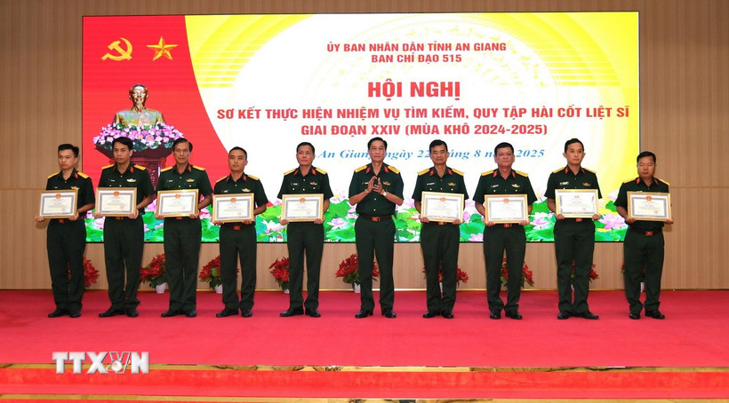 Tặng Bằng khen của Chủ tịch Ủy ban Nhân dân tỉnh An Giang cho tập thể, cá nhân có thành tích xuất sắc trong công tác tìm kiếm, quy tập hài cốt liệt sỹ. (Ảnh: Văn Sĩ/TTXVN)