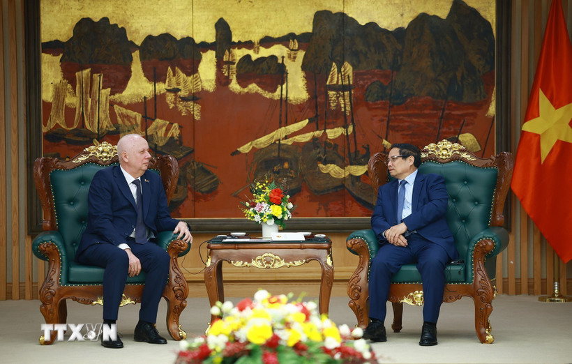 Thủ tướng Phạm Minh Chính tiếp Phó Thủ tướng Cộng hòa Belarus Anatoly Sivak. (Ảnh: Dương Giang/TTXVN)