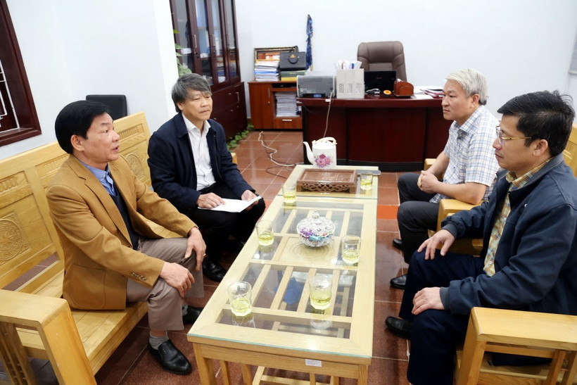 Lãnh đạo Huyện ủy Minh Hóa (Quảng Bình) gặp gỡ, trao đổi với các cán bộ, công chức có đơn tự nguyện nghỉ hưu trước tuổi. (Ảnh: Tá Chuyên/TTXVN)