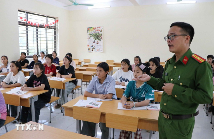 Những giờ học tiếng Anh của học sinh Trường Phổ thông Dân tộc bán trú Tiểu học và Trung học cơ sở Nậm Ban với Thiếu tá Vũ Văn Chính. (Ảnh: Nguyễn Oanh/TTXVN)
