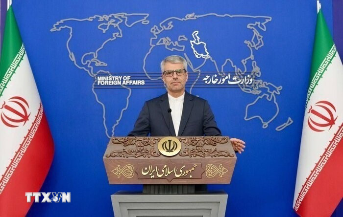 Người phát ngôn Bộ Ngoại giao Iran Esmaeil Baqaei phát biểu tại cuộc họp báo ở Tehran. (Ảnh: IRNA/TTXVN)