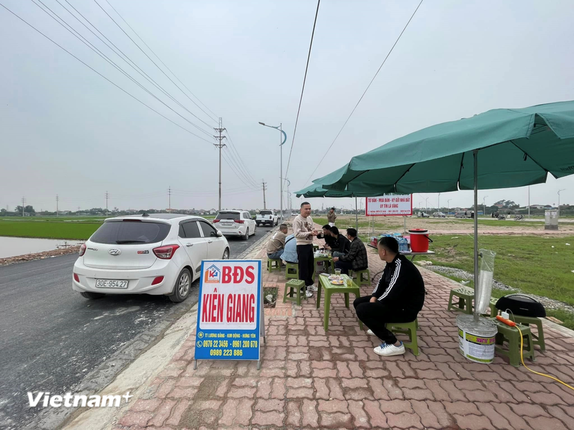 Hình ảnh quảng cáo của một văn phòng môi giới bất động sản.