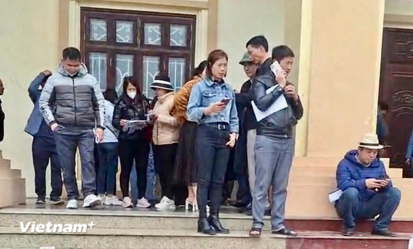 Bên ngoài hội trường - nơi diễn ra phiên đấu giá 59 lô đất tại xã An Viên, huyện Tiên Lữ.